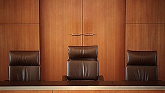 Leere Stühle im Gerichtssaal des Bundesverfassungsgerichts