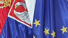 Flaggen Serbiens und der EU
