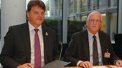 Ausschussvorsitzender Markus Grübel (CDU/CSU), li
