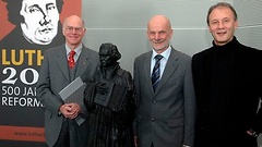 Bundestagspräsident Prof. Dr. Norbert Lammert, (li), CDU/CSU, erhält eine Skulptur