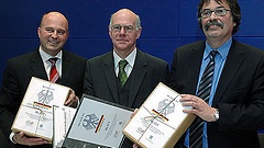 Bundestagspräsident Norbert Lammert (Mitte) nimmt Unterschriften entgegen
