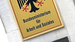 Schild am Sitz des Bundesministeriums für Arbeit und Soziales