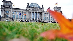 Reichstagsgebäude und Platz der Republik im Herbst