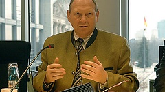 Klaus Brähmig, CDU/CSU, Vorsitzender des Ausschusses für Tourismus des Deutschen Bundestages eröffnet die öffentliche Anhörung.