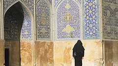 Frau in Tschador im Iran