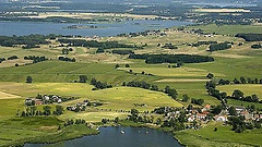 Luftbild von Feldern und Seen