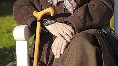 Rentnerin auf Parkbank