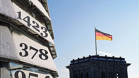 Zahlen an der verschneiten Reichstagskuppel