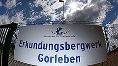 Schild des Endlager-Erkundungsbergwerks in Gorleben