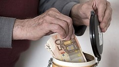 Rentner versteckt Geld in Kaffeedose