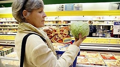 Frau im Supermarkt