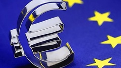 Eurozeichen auf EU-Fahne