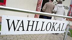 Schild mit Aufschrift 'Wahllokal'