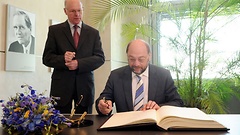 Martin Schulz trägt sich in das gästebuch des Bundestages ein; im Hintergrund Bundestagspräsident Norbert Lammert