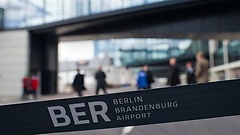 Schriftzug BER Berlin Brandenburg Airport auf einer Absperrung am neuen Hauptstadtflughafen Berlin-Brandenburg