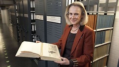 Die Leiterin der Pressedokumentation, Uta Martensen, im Archiv.
