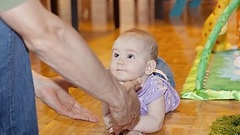 Vater mit knapp 8 Monate alten Tochter