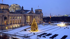 Weihnachtsbaum vor dem Reichstagsgebäude