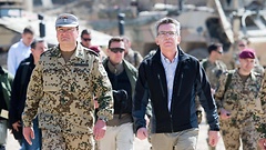 Verteidigungsminister Thomas de Maizière bei einem Truppenbesuch in Afghanistan