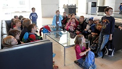 Kinder warten auf die Führung durch den Bundestag