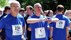 Der Abgeordnete Helmut Heiderich und Bundestagspräsident Dr. Norbert Lammert vor dem Lauf