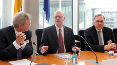 Bundestagspräsident Norbert Lammert (Mitte) eröffnet eine Juristen-Kommission.