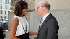 Norbert Lammert (rechts) begrüßt Michelle Obama (links).