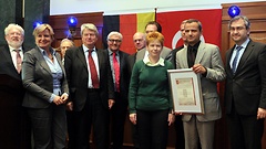 Der Vorsitzende des NSU-Untersuchungsausschusses Sebastian Edathy (zweiter von rechts) erhält stellvertretend für das Gremium den Genc-Preis.