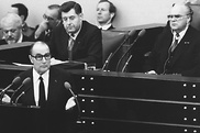 Francois Mitterrand (links) und Richard Stücklen (rechts) während des 20. Jahrestages der Unterzeichnung des Vertrags über die deutsch-französische Zusammenarbeit.