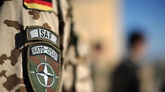 Das Abzeichen der ISAF und die deutsche Fahne am Hemd eines Soldaten