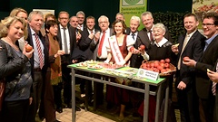 Die Mitglieder des Agrarausschusses zusammen mit der Apfelkönigin (Mitte) auf der Grünen Woche.