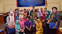 Bundestagspräsident Norbert Lammert mit Studierenden der Staatlichen Islamischen Universität in der indonesischen Hauptstadt Jakarta