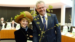 Baumkönigin Claudia Schulze überreicht dem Ausschussvorsitzenden Alois Gerig (CDU/CSU) einen Feldahorn.