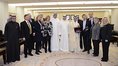 Die Delegation mit Michael Hennrich (Vierter von rechts) im kuwaitischen Parlament; links daneben Adel Musaed Al-Jarallah Al-Khorafi