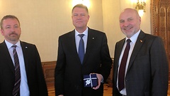 Rainer Arnold, Vorsitzender der Deutsch-Rumänischen Parlamentariergruppe (rechts) mit seinem Stellvertreter Bernd Fabritius (links) bei Präsident Klaus Johannis