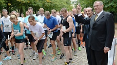 Bundestagsvizepräsident Johannes Singhammer (rechts) gibt die Strecke frei.