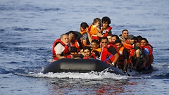 Flüchtlinge auf einem überfüllten Schlauchboot im Mittelmeer