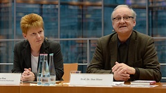 Petra Pau und Dan Diner in der Bibliothek des Bundestages