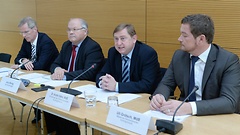Pressekonferenz des Parlamentarischen Kontrollgremiums: Clemens Binninger (CDU/CSU), Sachverständiger Jerzy Montag, Vorsitzender André Hahn, Uli Grötsch (SPD)