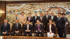 Eine Delegation der Deutsch-Zentralasiatischen Parlamentariergruppe unter Leitung von Manfred Grund (vorne, Zweiter von rechts) mit Gastgebern in der Mongolei
