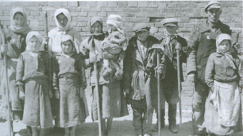Mitglieder einer insgesamt zehnköpfigen ukrainischen Familie, die im Mai 1943 nach Volzum (Niedersachsen) zur Zwangsarbeit verschleppt wurde.