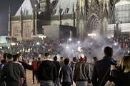 Menschen auf dem Vorplatz des Hauptbahnhofs Köln in der Silvesternacht 2015