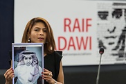 Ensaf Haidar, Ehefrau des saudischen Bloggers Raif Badawi, mit einem Foto ihres Ehemannes