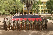 Bundeswehrsoldaten in Koulikoro in Mali mit einer Bundesflagge des Reichstagsgebäudes in Berlin