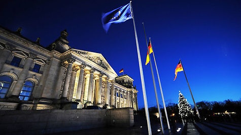 Blaue Stunde vor dem Reichstagsgebäude