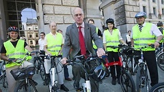 Bundestagspräsident Norbert Lammert setzt sich an die Spitze des Feldes.