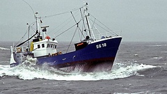 Trawler in stürmischer See