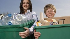Kinder beim Recycling