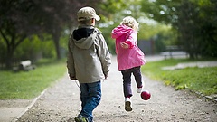 Kinder spielen mit einem Ball