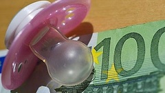 Schnuller auf Hundert-Euro-Note